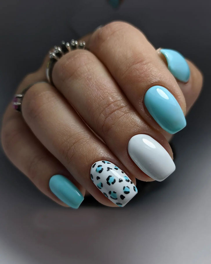 Голубой маникюр с леопардовым принтом на квадратных ногтях средней длины