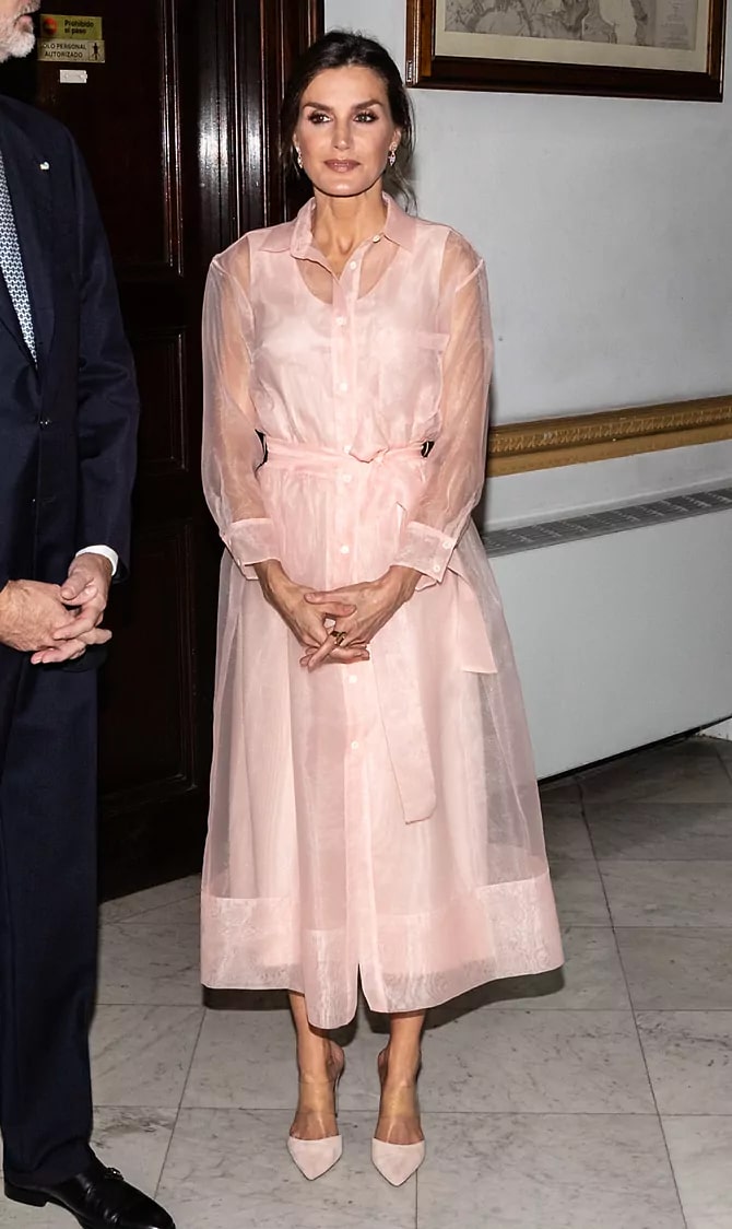 Королева Летиция в нежном розовом платье из органзы и туфлях лодочках