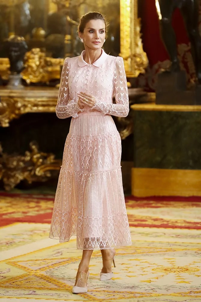 Королева Летиция в романтичном розовом платье миди с вышивкой и пудровых туфлях лодочках