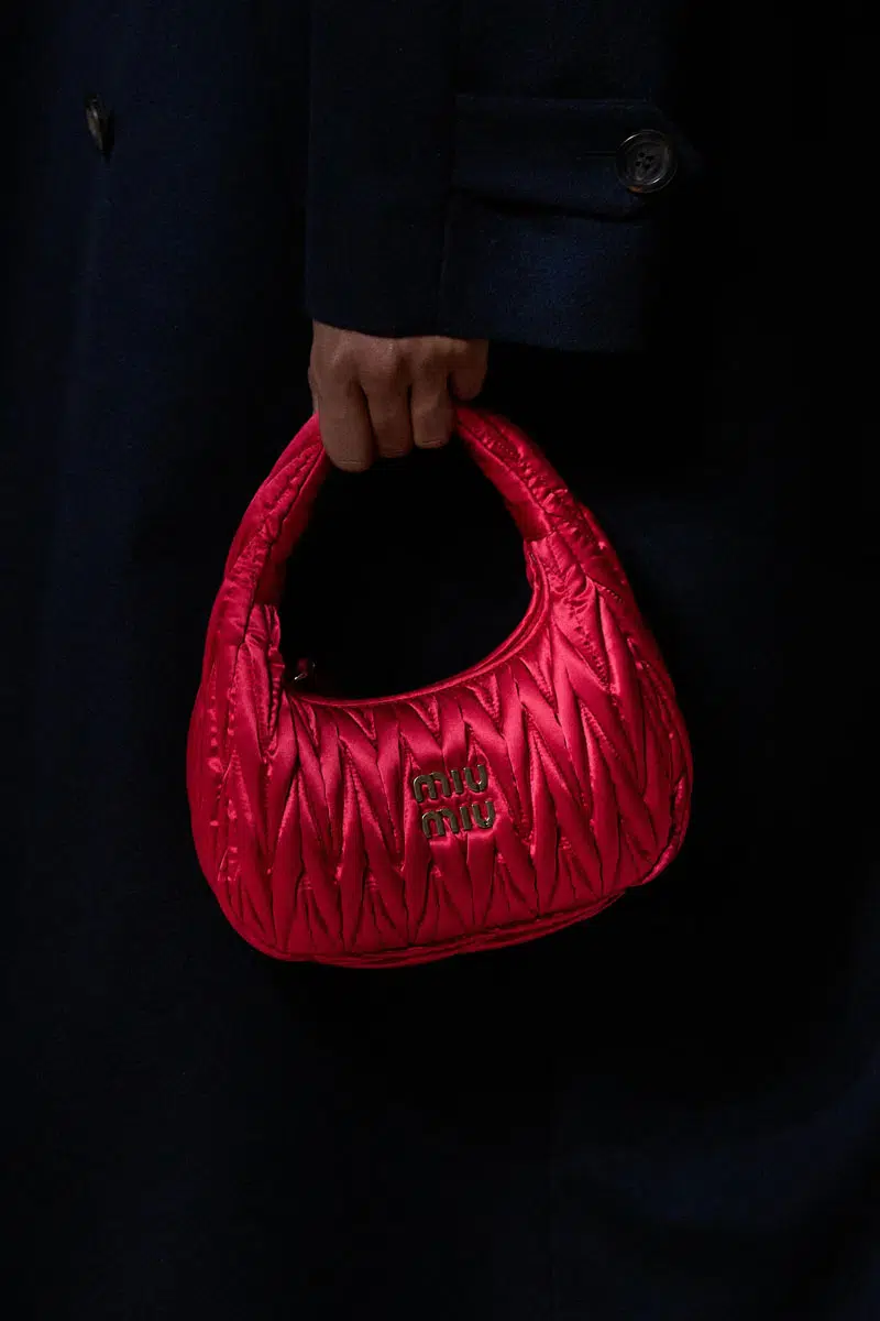 Красная сумочка хобо с логотипом от Мiu Мiu