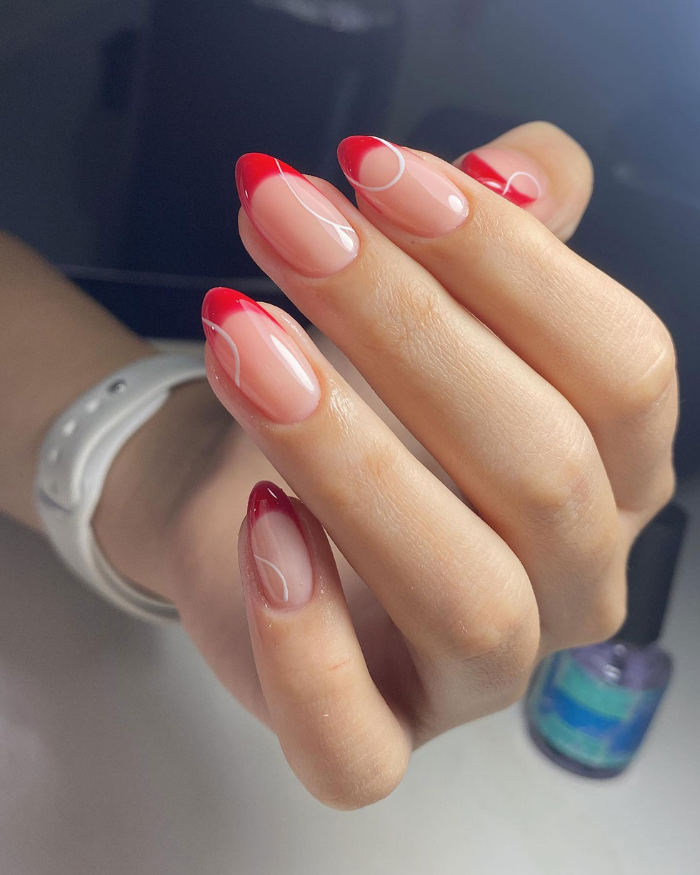 Красный френч на миндальных ногтях средней длины