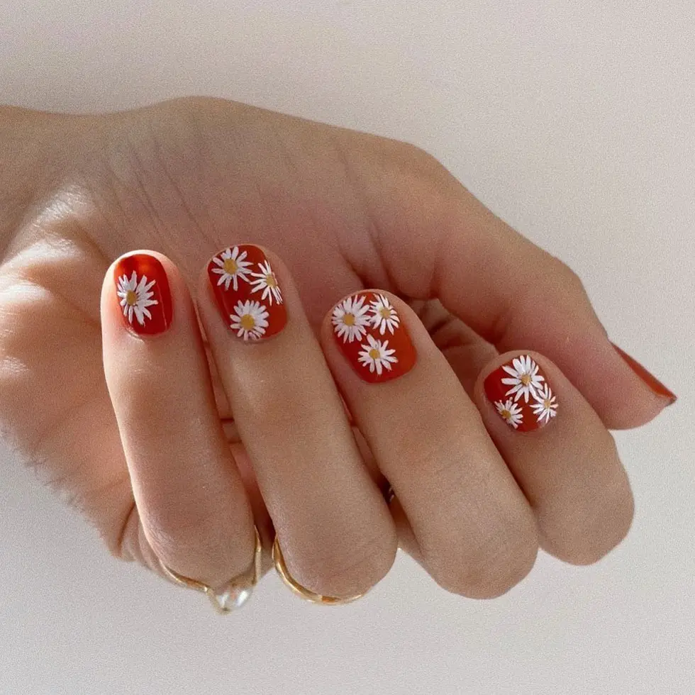 Красный маникюр с белыми ромашками на коротких натуральных ногтях