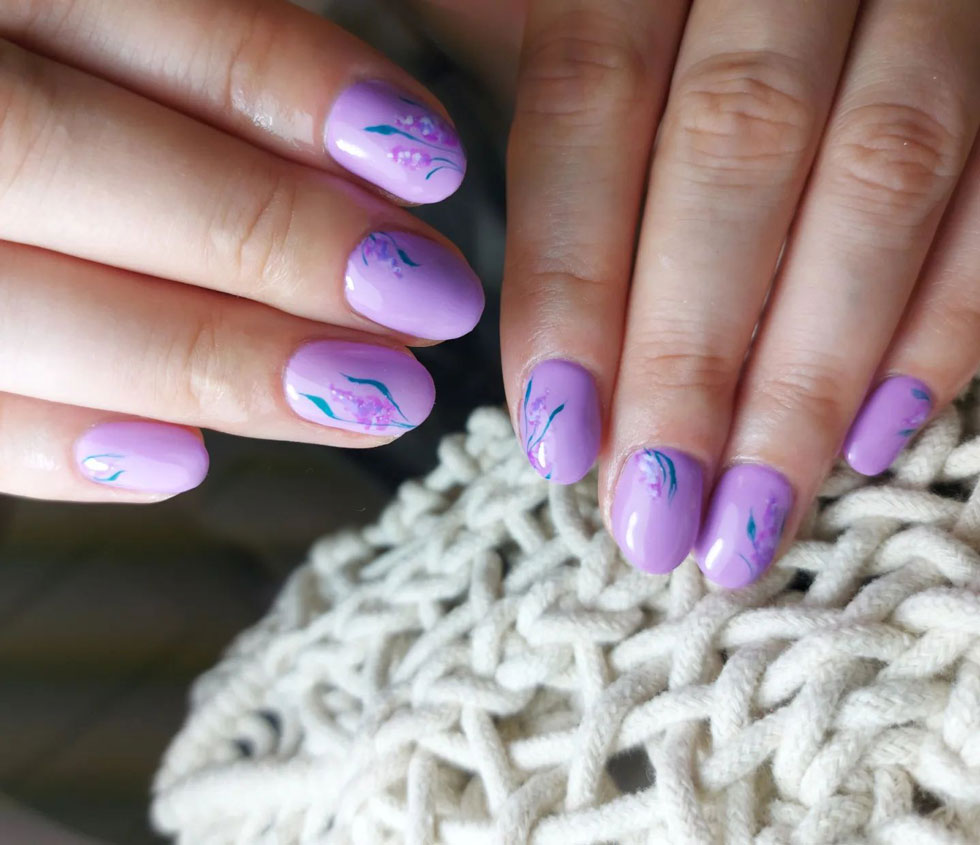 Лавандовый маникюр с цветочным принтом на овальных ногтях
