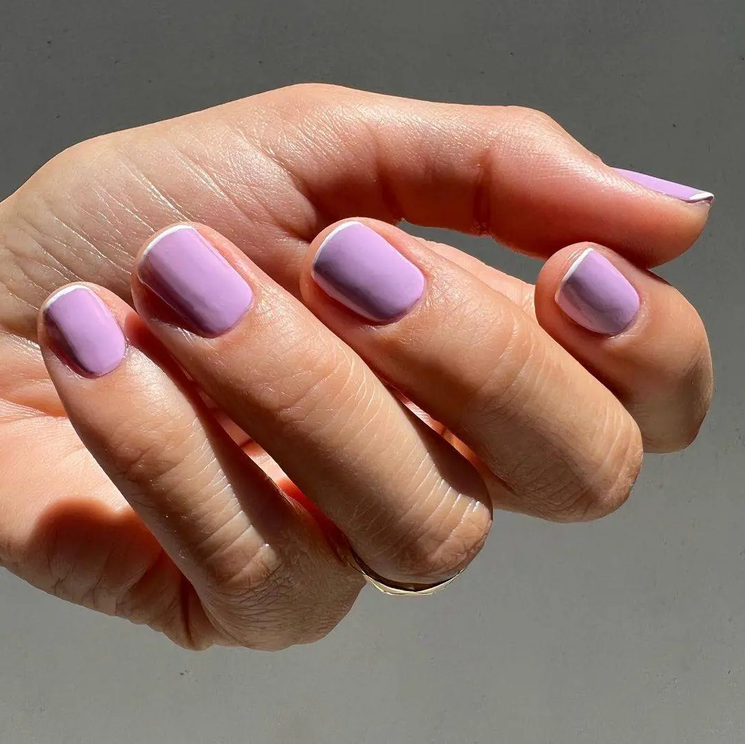 Летний лиловый маникюр с тонким белым френчем на коротких натуральных ногтях