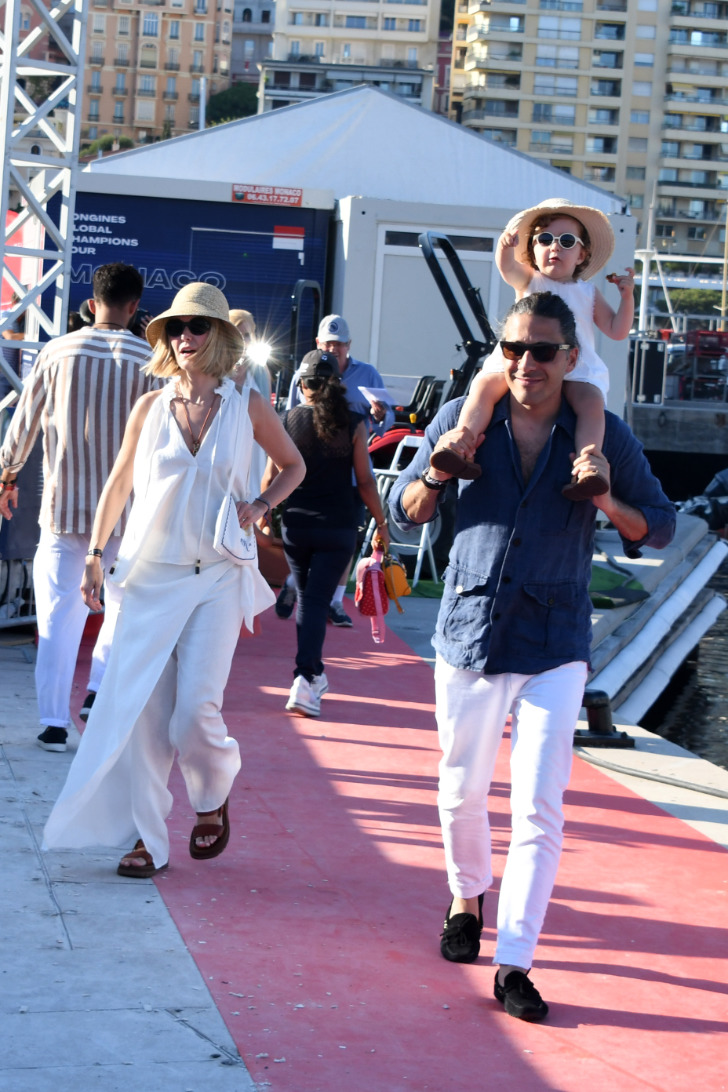 Марта Ортега в сандалиях, юбка-брюках и соломенной шляпе в Монако