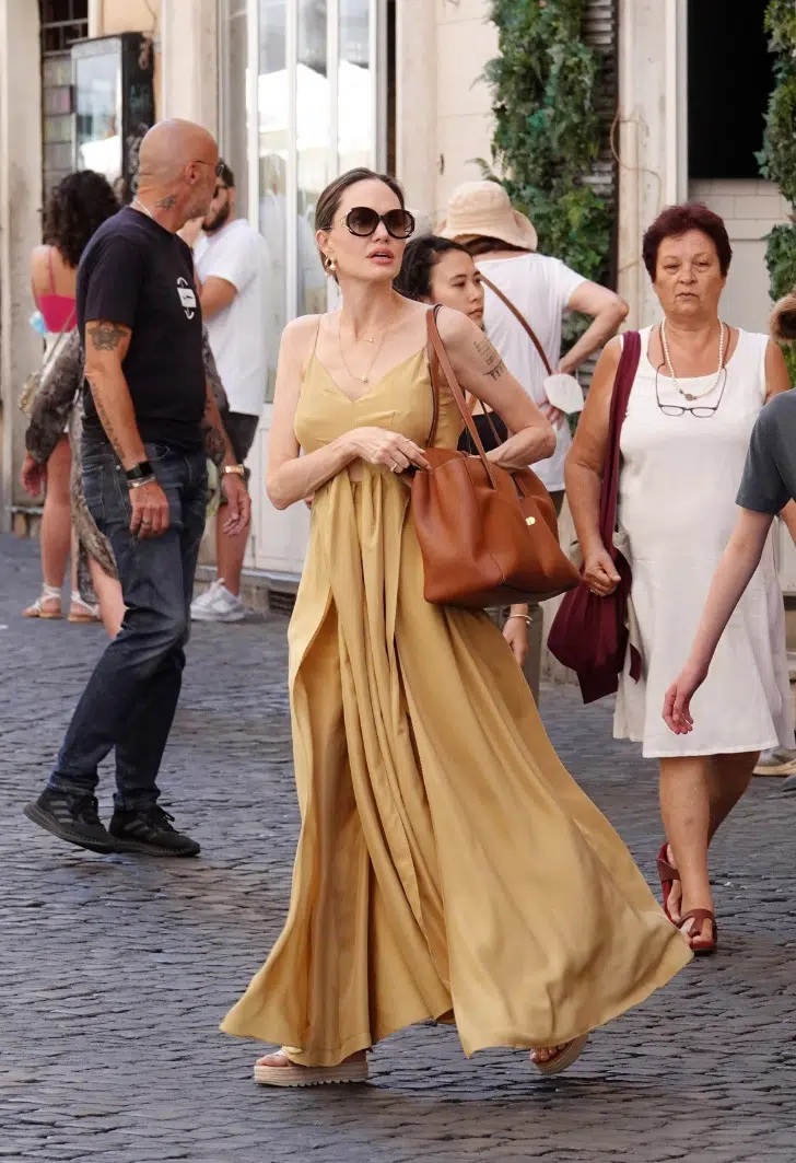 Анджелина Джоли в длинном горчичном платье и сандалиях на платформе