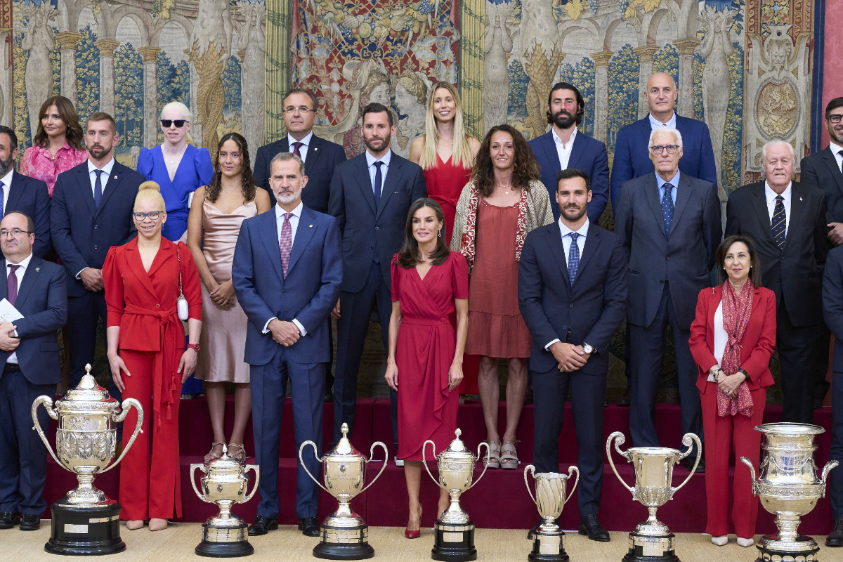 Королева Летиция в красном платье на национальной спортивной премии