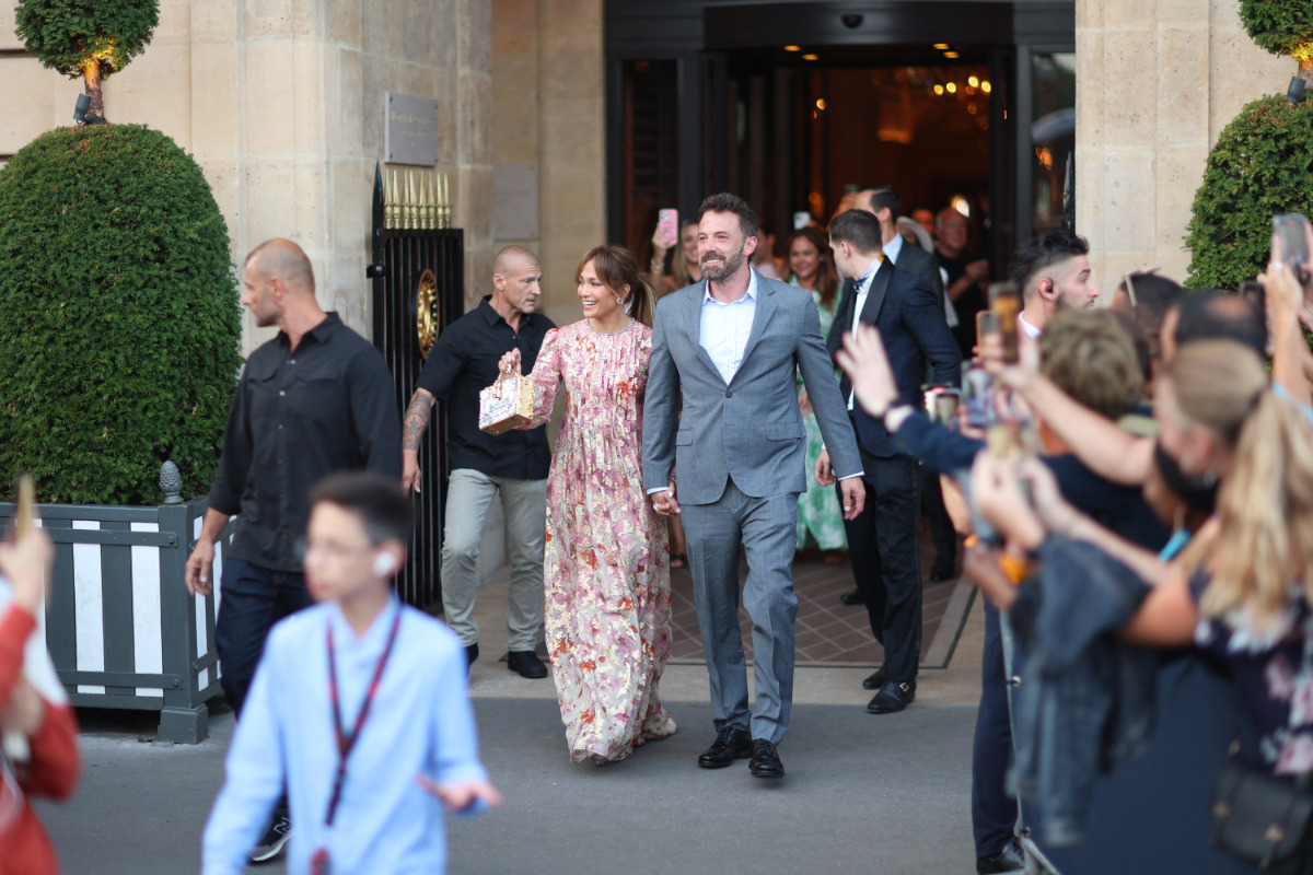 Дженнифер Лопес в нарядном платье вместе с мужем выходит из отеля
