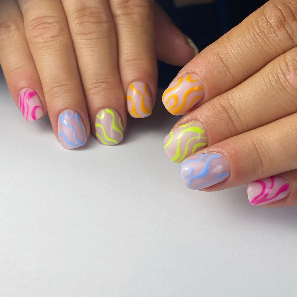 Маникюр с разноцветными завитками на коротких ухоженных ногтях