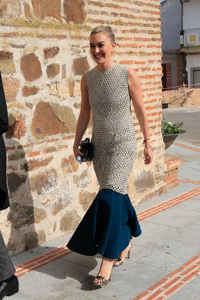 Марта Ортега в серебристом платье русалки с темно-синей оборкой на юбке от Valentino