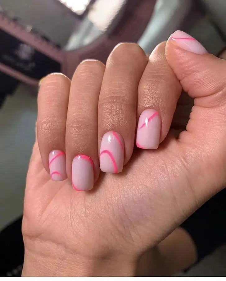 Молочный маникюр с розовыми линиями на квадратных ногтях