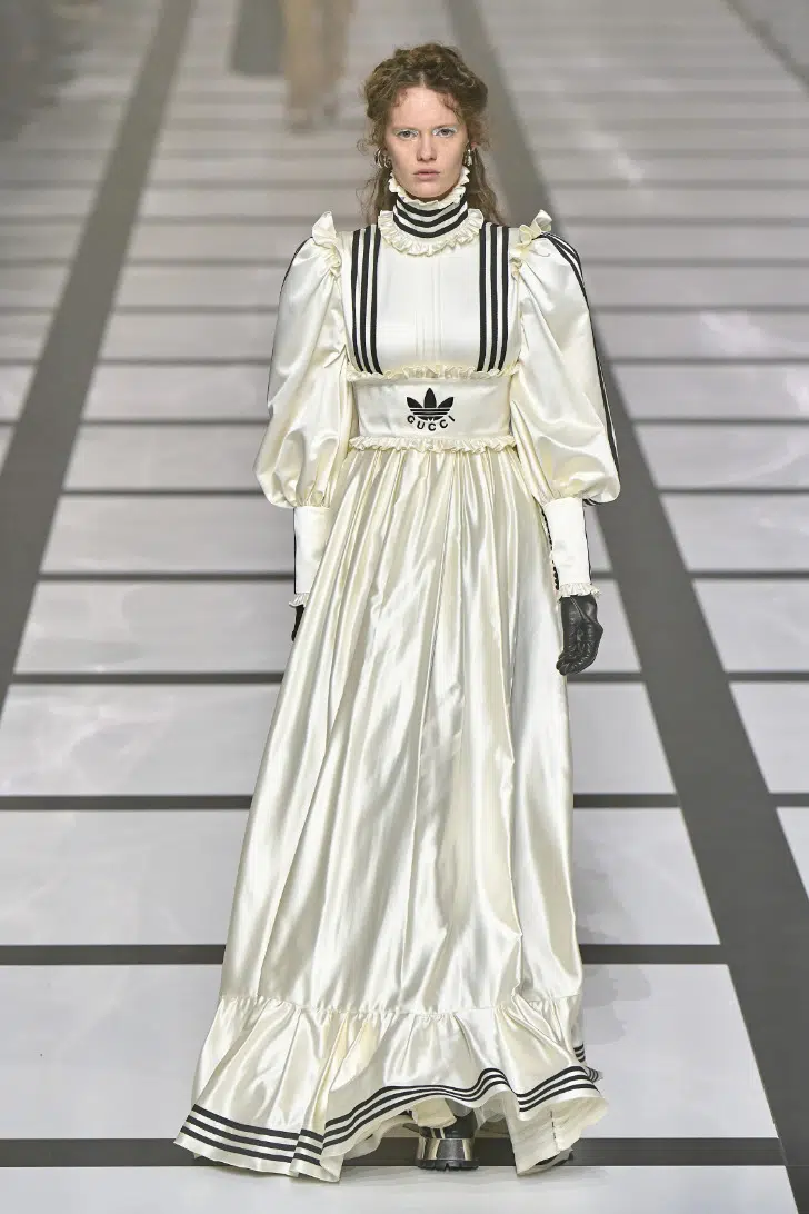 Модель в белом атласном платье макси с рюшами от Gucci