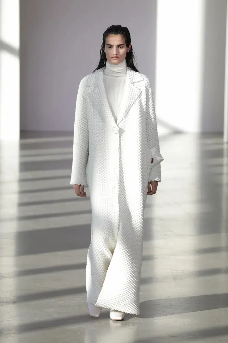 Модель в белом длинном пальто и водолазке от Bevza