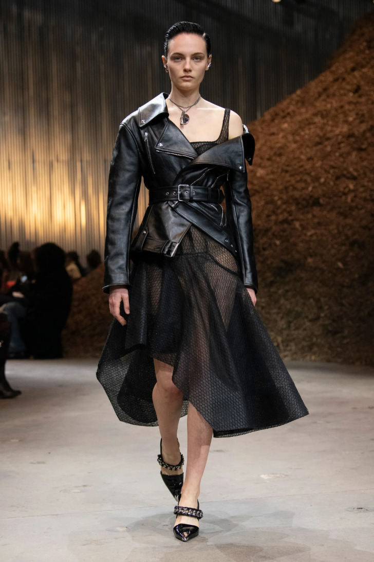 Модель в черной куртке косухе от Аlexander mcqueen