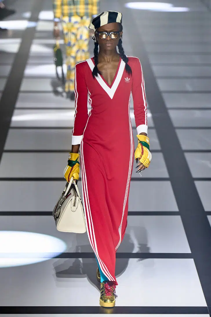 Модель в красном длинном платье в спортивном стиле от Gucci