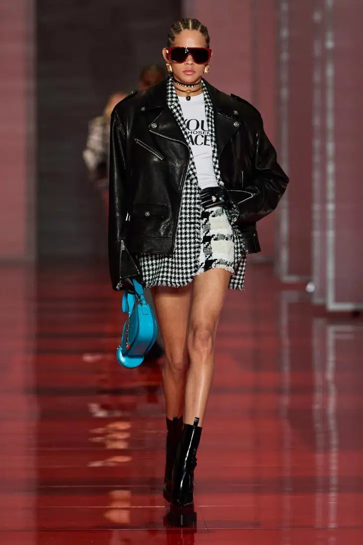 Модель в объемной куртке косухе от Versace
