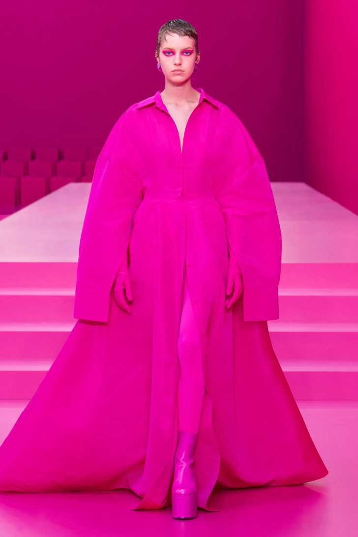Модель в розовом длинном пальто от Valentino