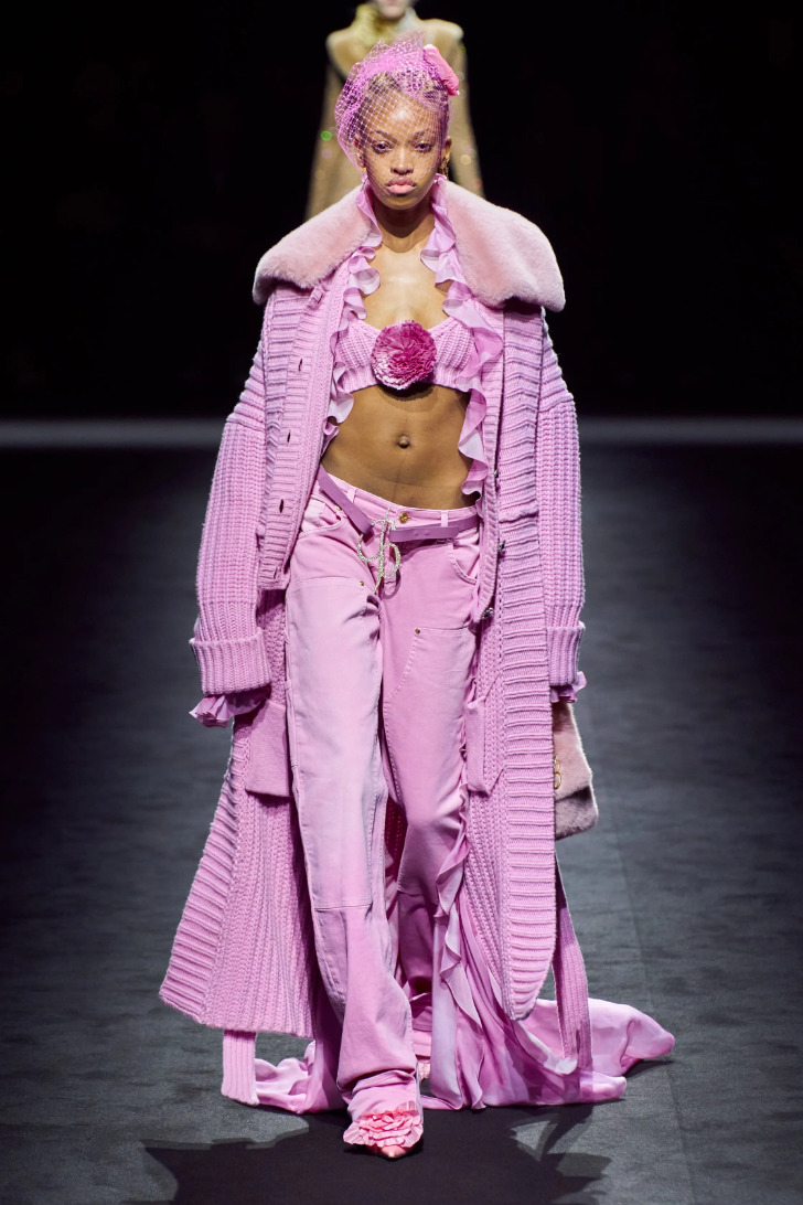 Модель в розовом тотал луке с джинсами с низкой посадкой от Вlumarine