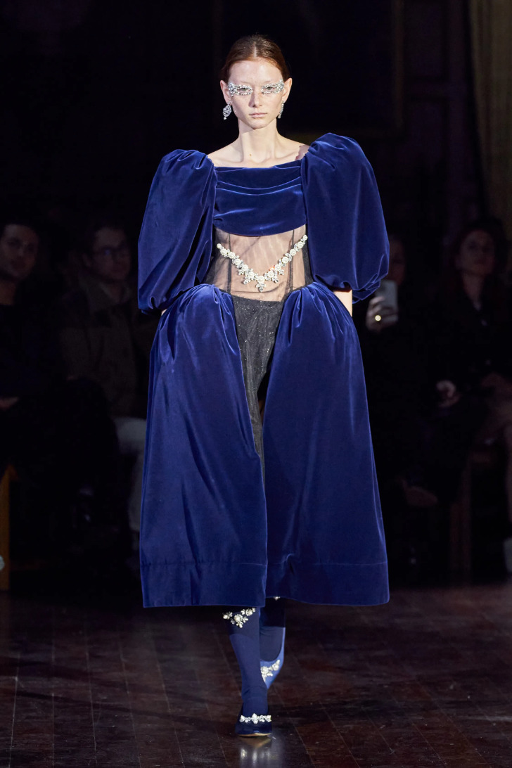 Модель в синем бархатном платье с пышными рукавами от Simone Rocha