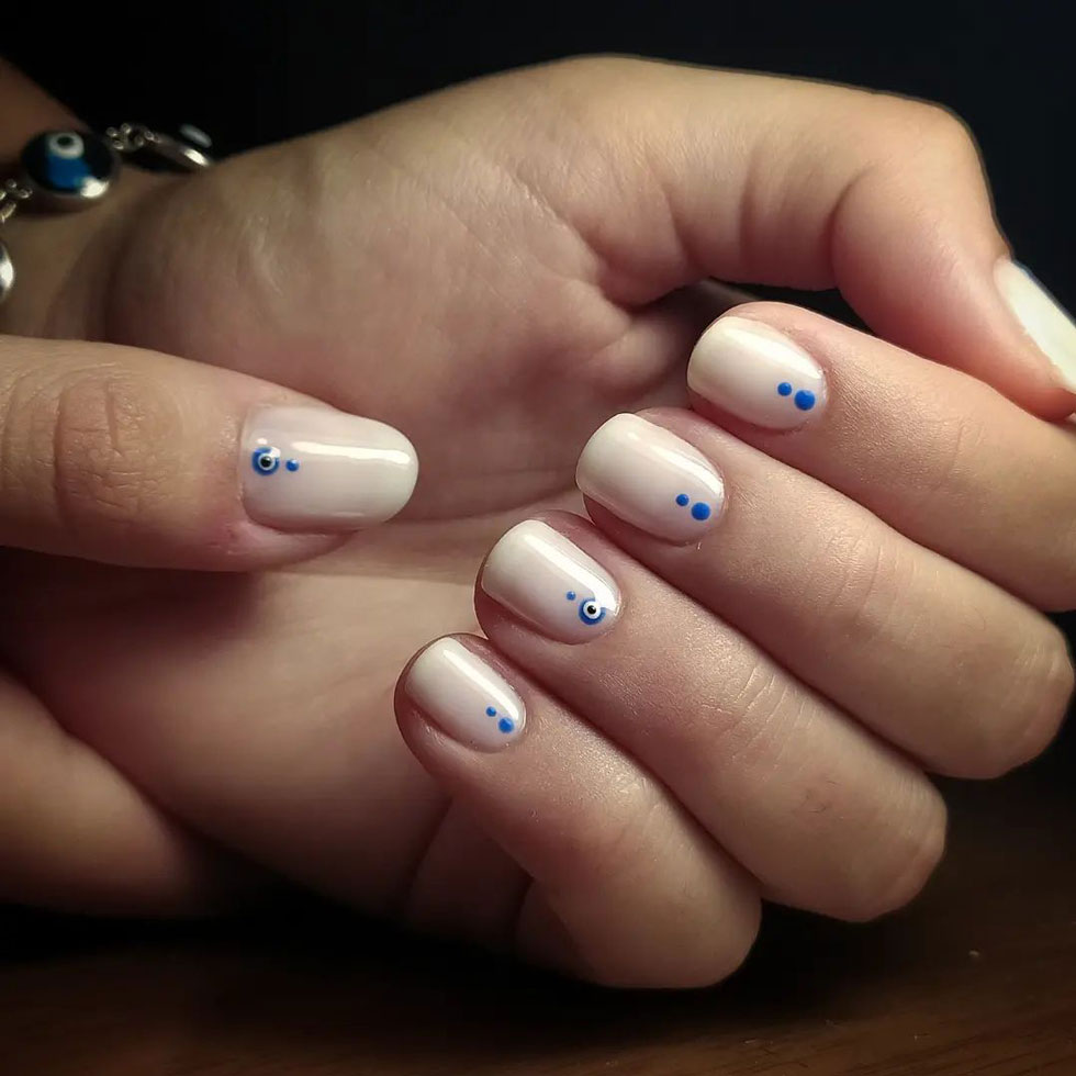 Молочный маникюр с синими точками на квадратных коротких ногтях