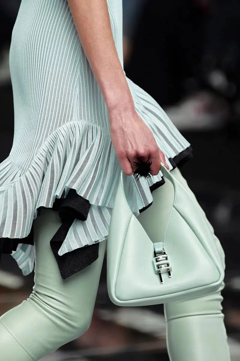 Мягкая сумка хобо мятного цвета от Givenchy