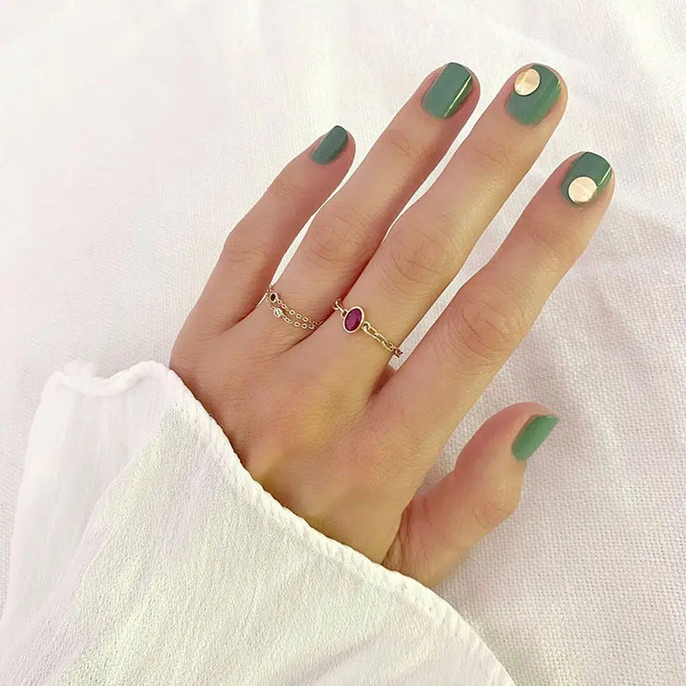 Мятный зеленый маникюр с золотым кругом на коротких ухоженных ногтях