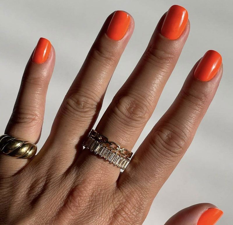 Оранжевый однотонный маникюр на квадратных ногтях средней длины