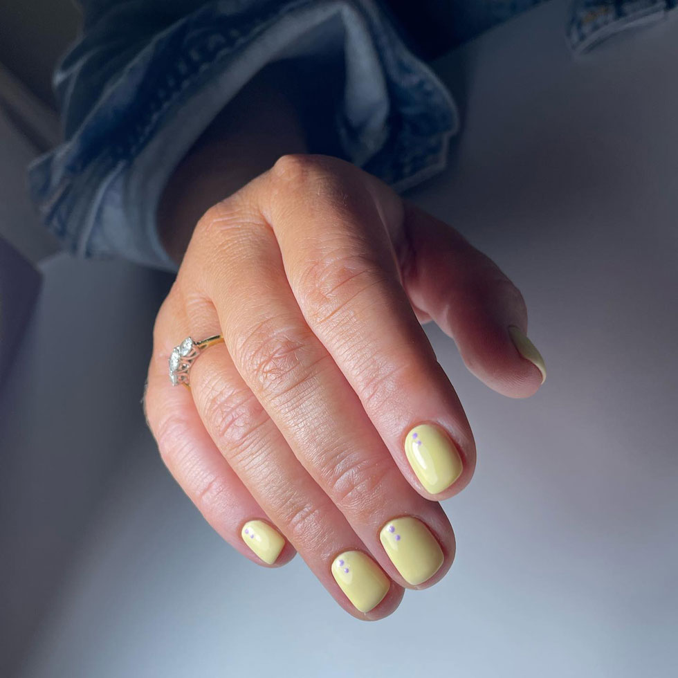 Пастельный желтый маникюр с точками на коротких натуральных ногтях