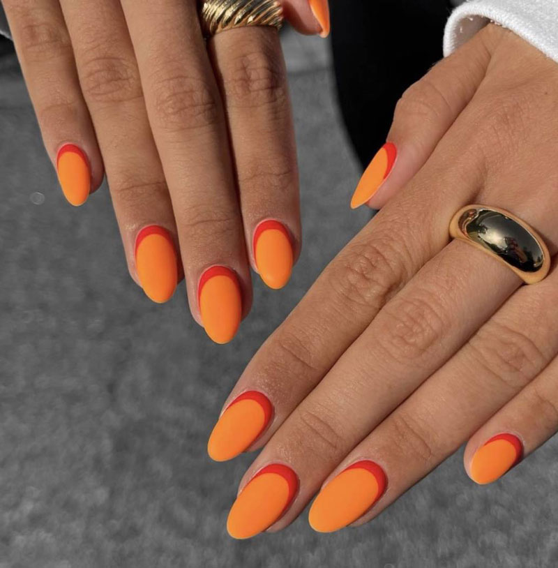 Перевернутый френч в оранжевом цвете на длинных миндальных ногтях