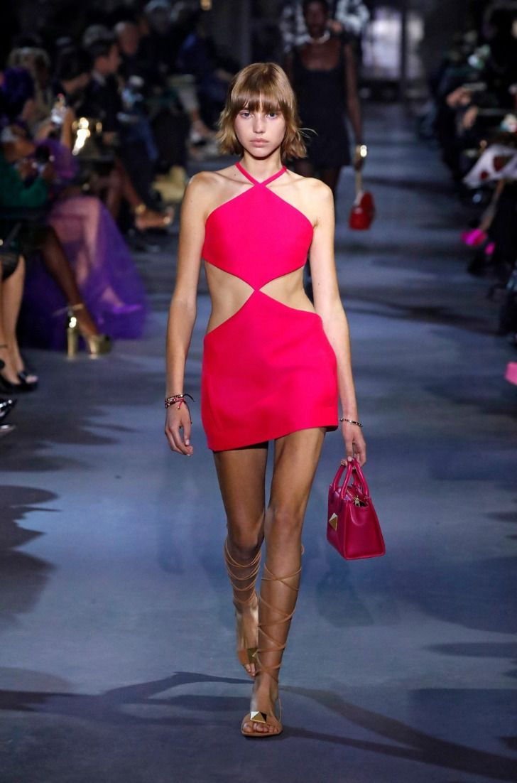 Девушка в розовом мини платье с боковыми вырезами от Valentino