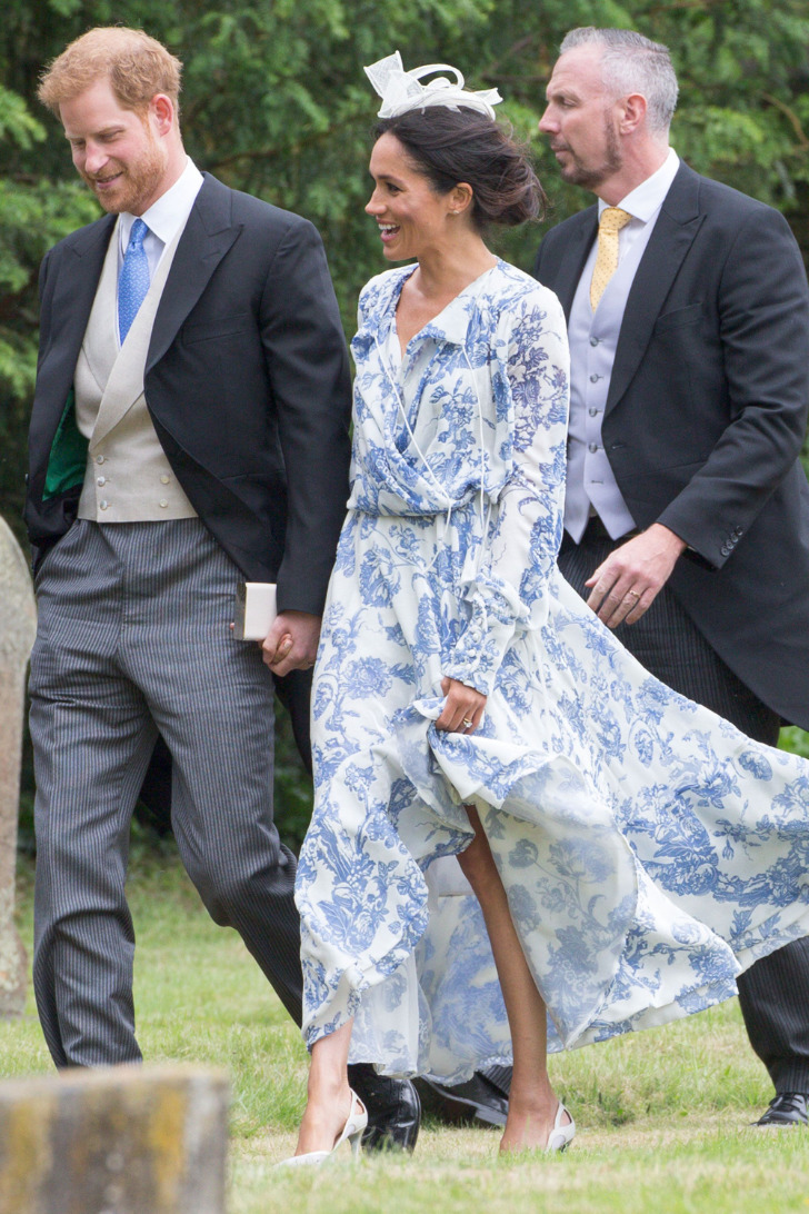 Меган Маркл в нарядном летнем платье с изысканным узором и лодочках