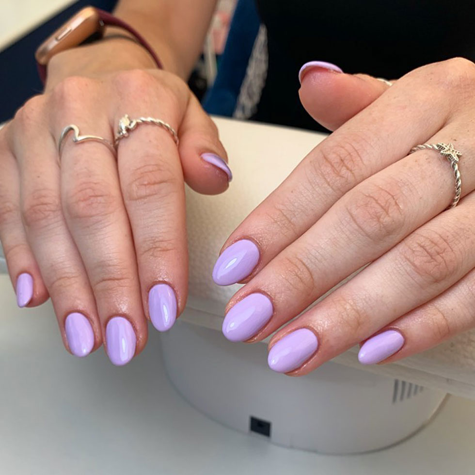 Простой фиолетовый маникюр на овальных ногтях средней длины