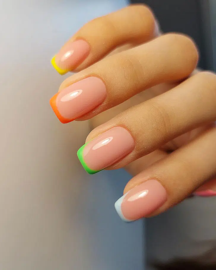 Разноцветный френч на квадратных ногтях средней длины