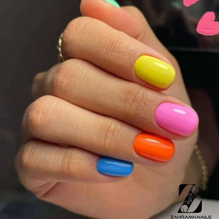 Разноцветный маникюр на коротких натуральных ногтях