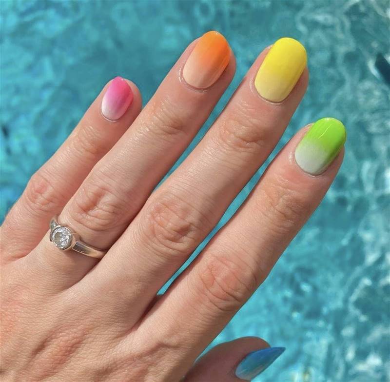 Разноцветный маникюр омбре на овальных ногтях средней длины