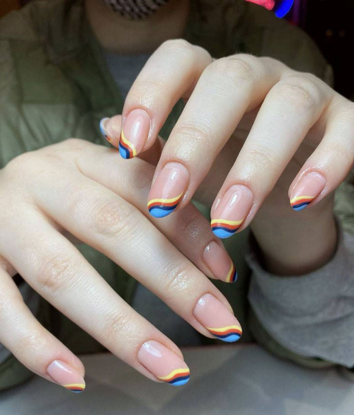 Разноцветный волновой маникюр на овальных ногтях средней длины