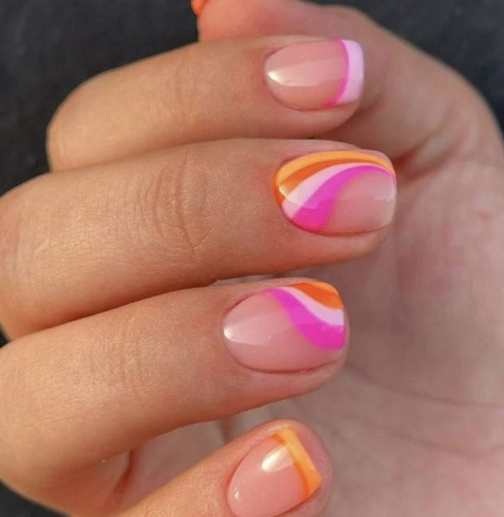 Розово оранжевый волновой френч на ухоженных квадратных ногтях