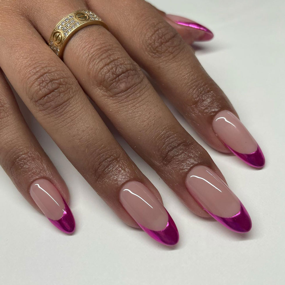 Розовый хромированный френч на длинных ногтях