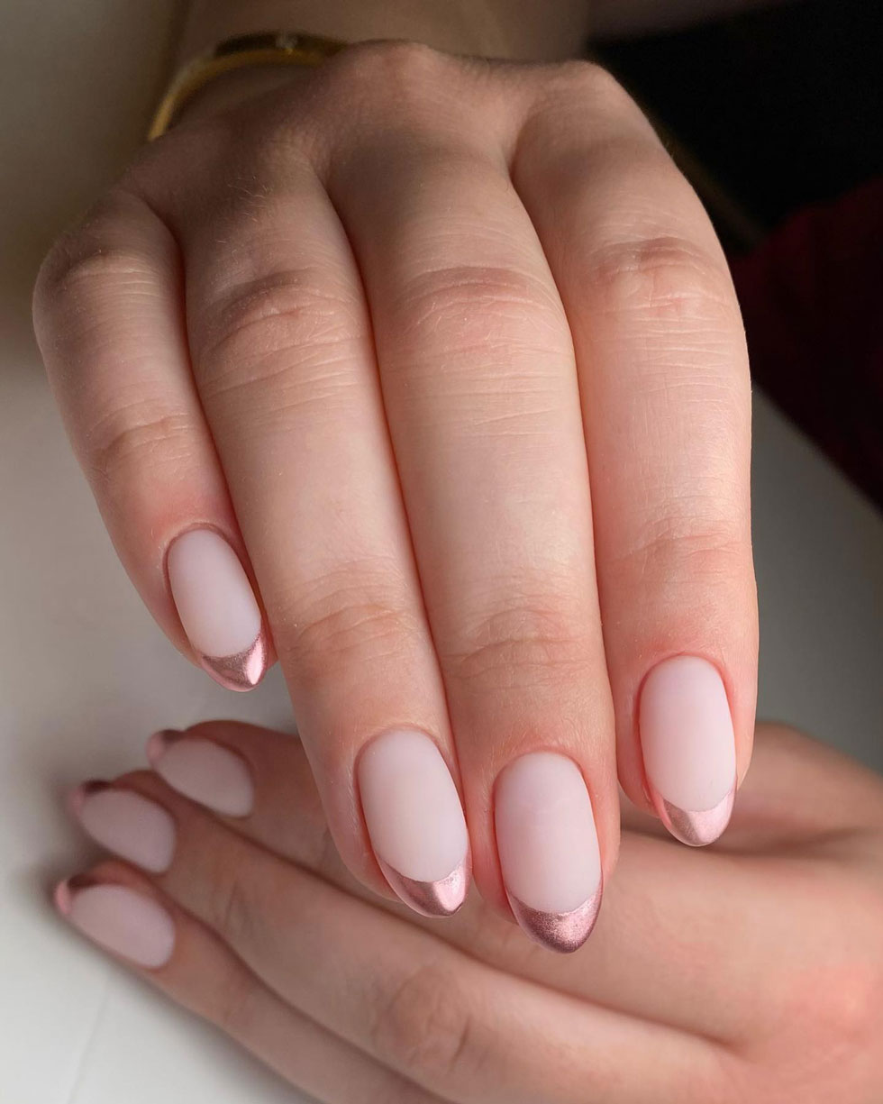 Розовый хромированный френч на матовых ухоженных ногтях