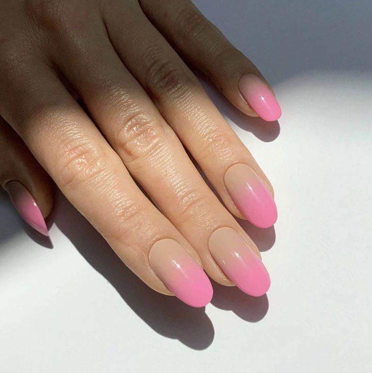 Розовый маникюр омбре на длинных овальных ногтях
