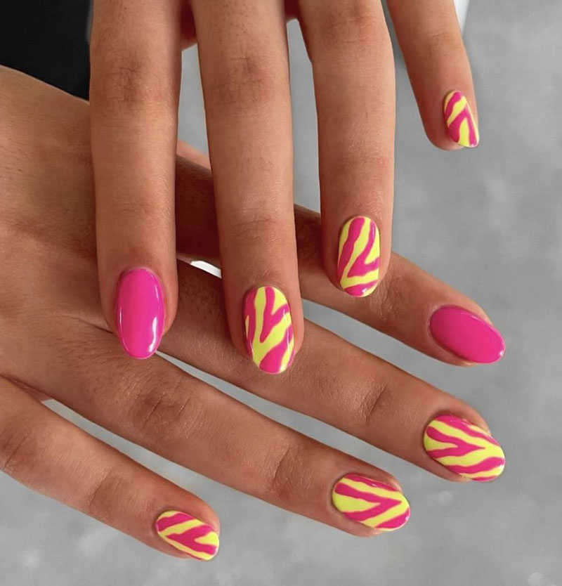 Розовый маникюр в сочетании с желтым на овальных ногтях средней длины