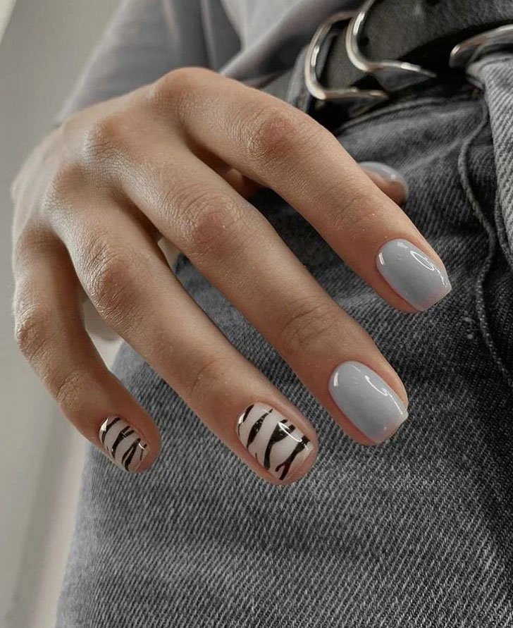 Серый маникюр с принтом зебры на квадратных ногтях