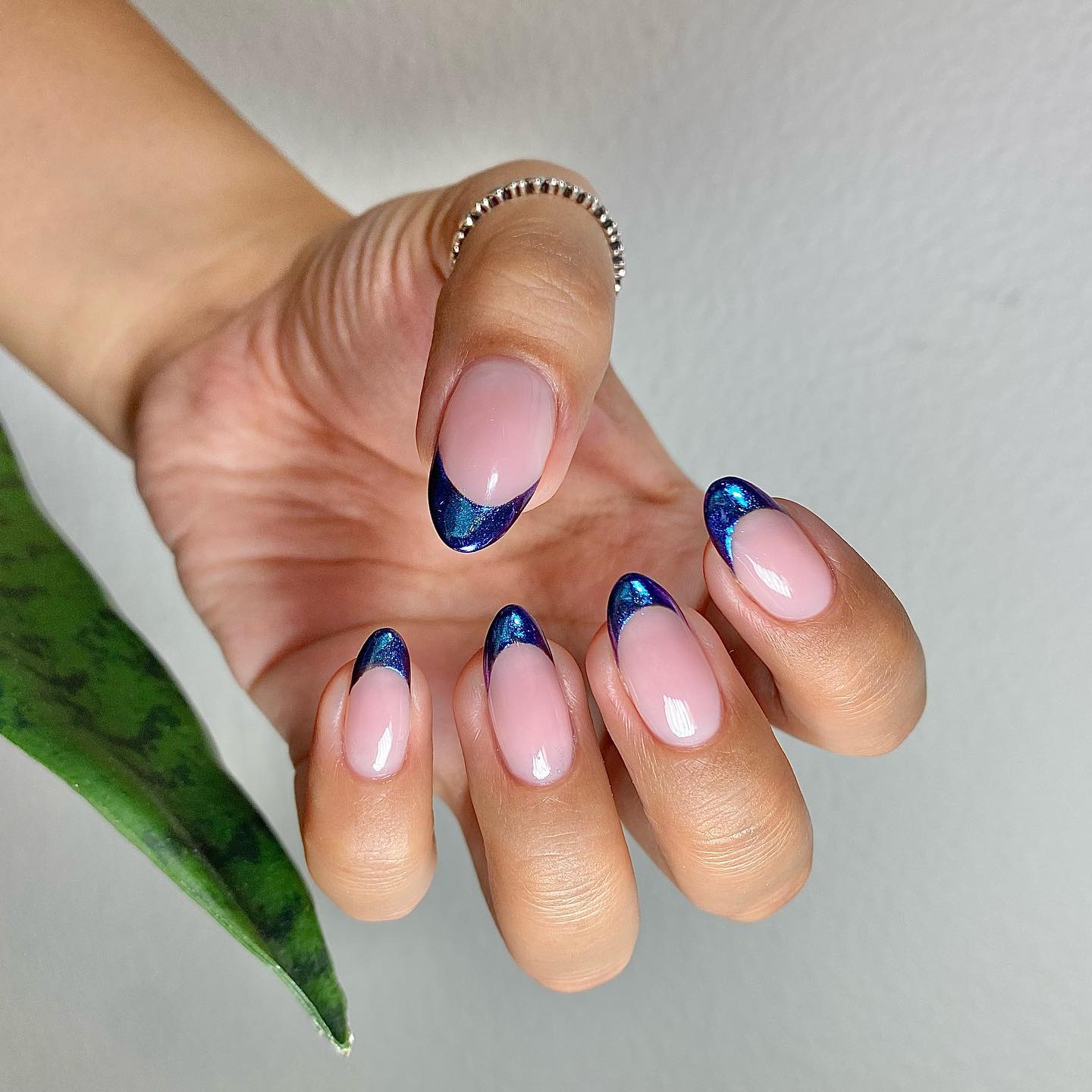 Синий хромированный френч на миндальных ногтях средней длины