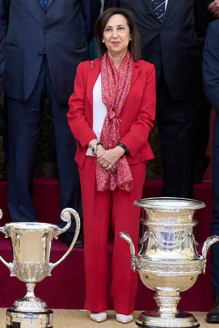 Женщина в красном костюме и белых лодочках поддержала тренд королевы Летиции