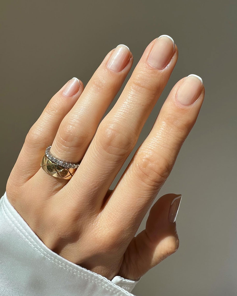 Тонкий белый френч на овальных ногтях с натуральной основой
