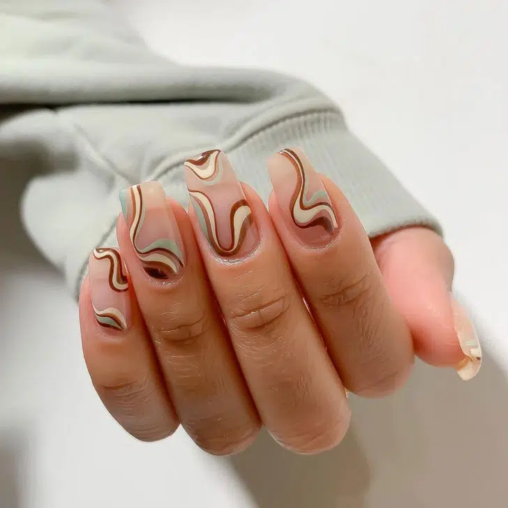 Волновой маникюр с коричневыми и мятными завитками на квадратных ногтях