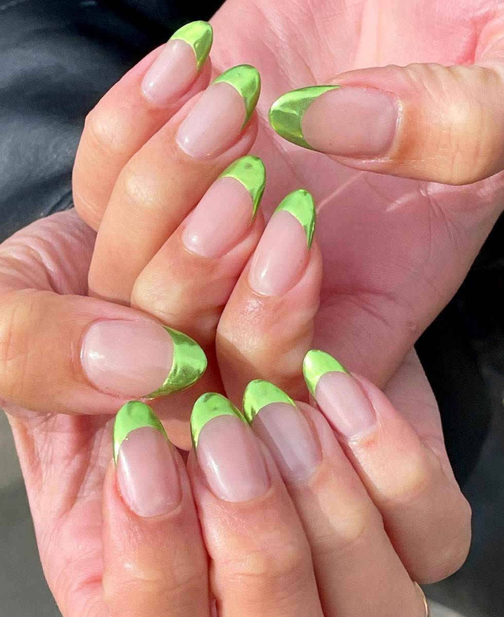 Яркий зеленый хромированный френч на миндальных ногтях средней длины