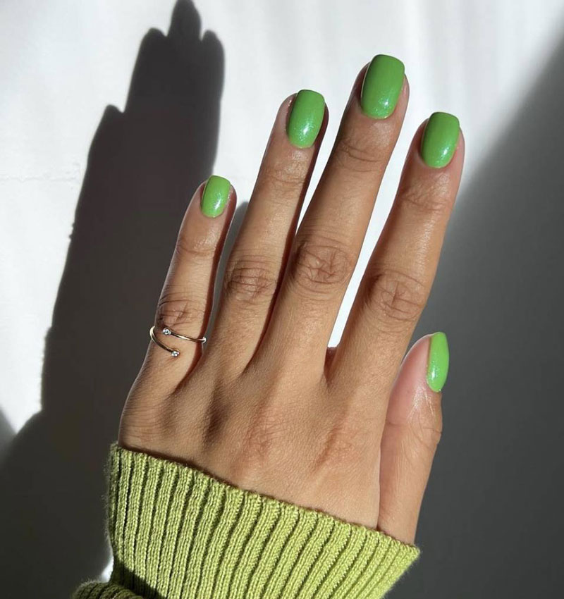 Яркий зеленый маникюр на квадратных ногтях средней длины