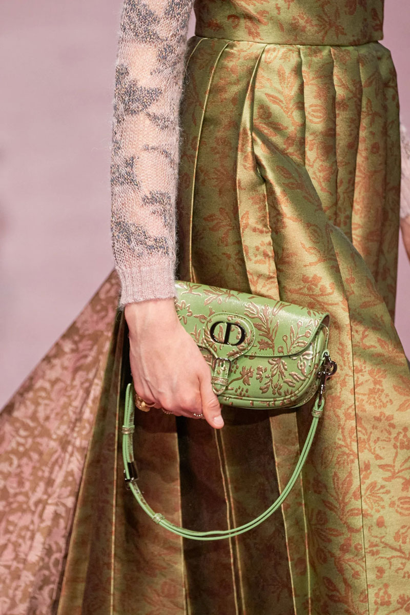 Зеленая сумочка с цветочной вышивкой от Christian Dior
