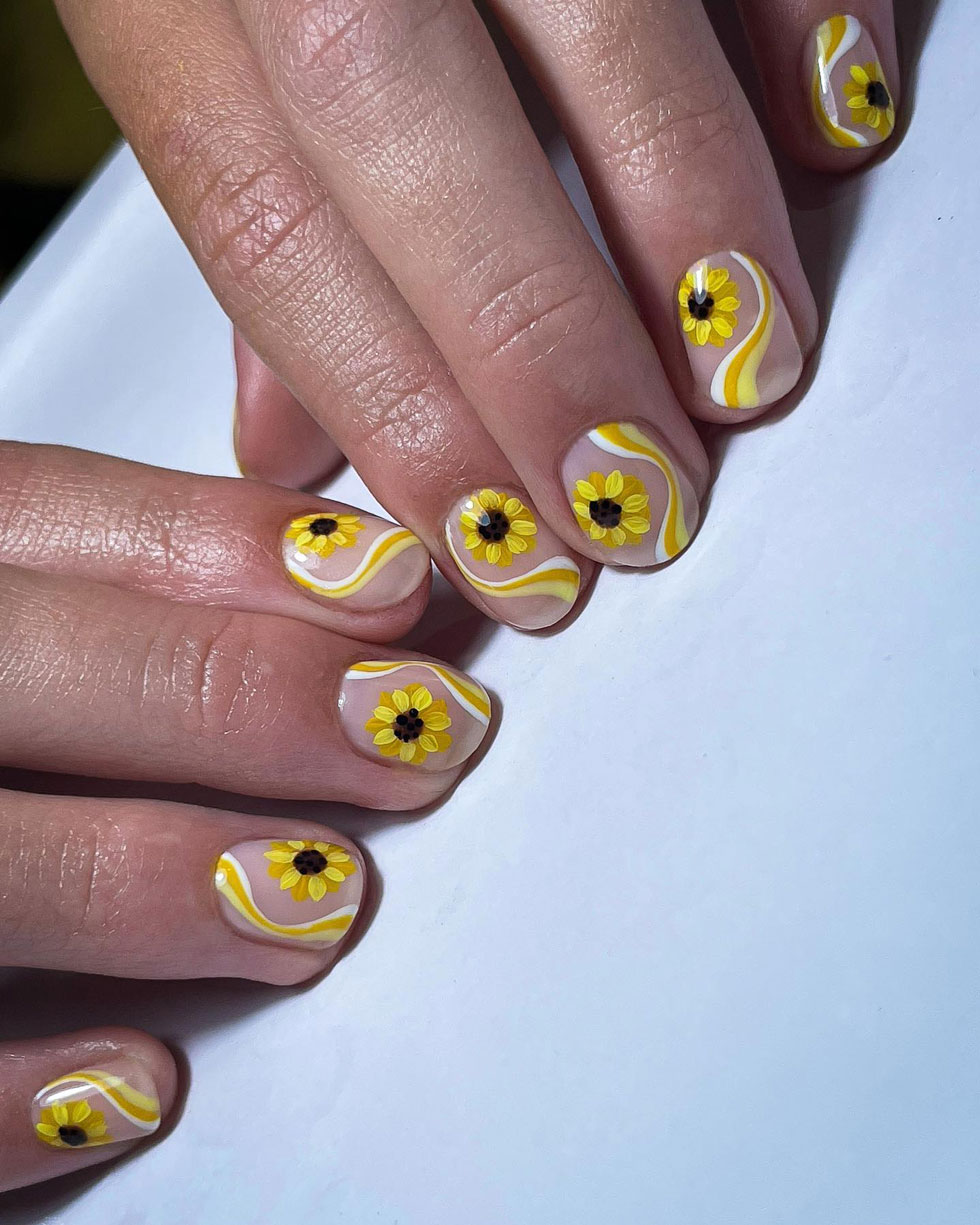 Желтый вихревой маникюр с подсолнухами на коротких овальных ногтях